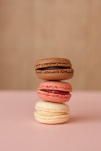 Macaroons balancing